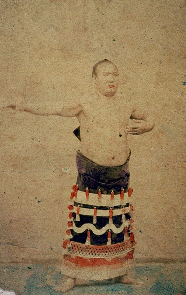 Historical photographic portrait of Jinmaku Kyugoro, sumo’s 12th yokozuna, circa 1858–1866; illustrative, not the stable visited.